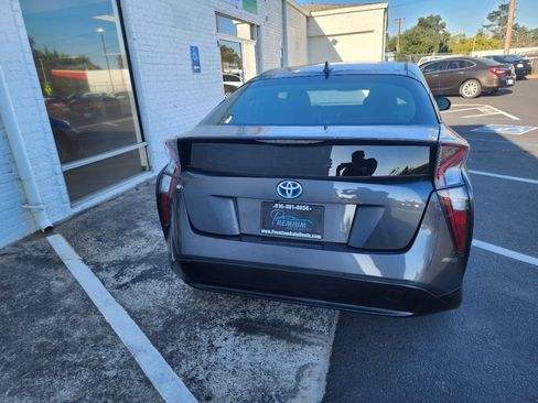 Used 2018 Toyota Prius One FWD image 3