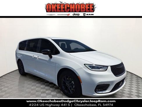 Used 2024 Chrysler Pacifica Limited FWD image 1