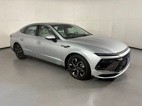 Used 2025 Hyundai Sonata SEL FWD image 2