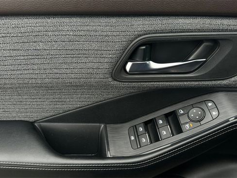 Used 2023 Nissan Rogue SV image 13