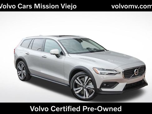 Used 2025 Volvo V60 B5 Cross Country Plus image 1