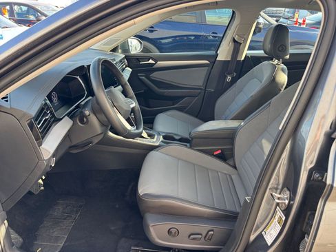 Used 2025 Volkswagen Jetta SE image 30