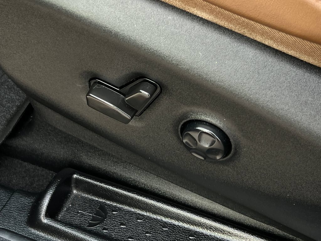 Used 2021 Chrysler Pacifica Limited w/ Uconnect Theater Family Group FWD image 8