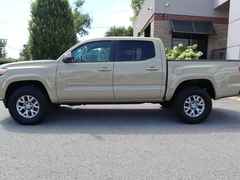 Used 2017 Toyota Tacoma SR5 w/ Tow Package RWD image 10