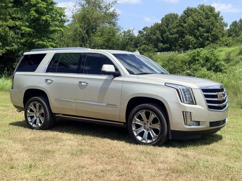 Used 2017 Cadillac Escalade Premium Luxury AWD/4WD image 7
