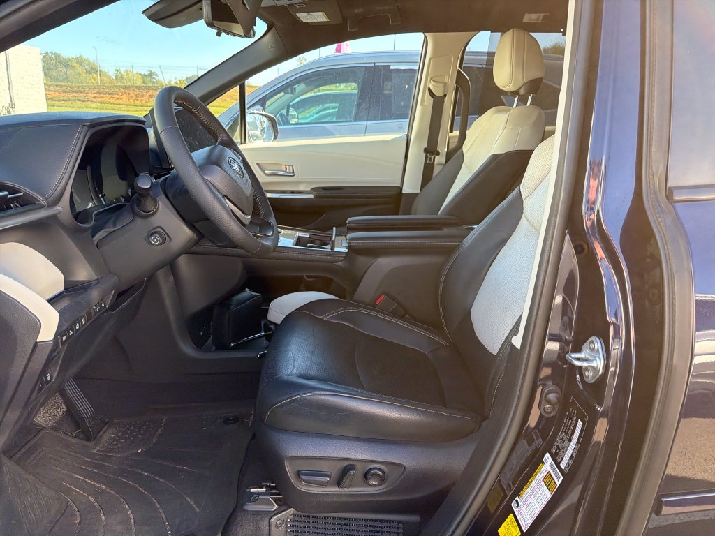 Used 2025 Toyota Sienna Platinum AWD/4WD image 18
