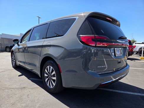Used 2022 Chrysler Pacifica Touring-L w/ Uconnect Theater Family Group FWD image 4