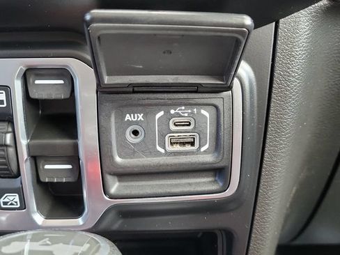 Used 2022 Jeep Wrangler Unlimited Sahara AWD/4WD image 32
