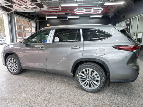 New 2026 Toyota Highlander Platinum image 2