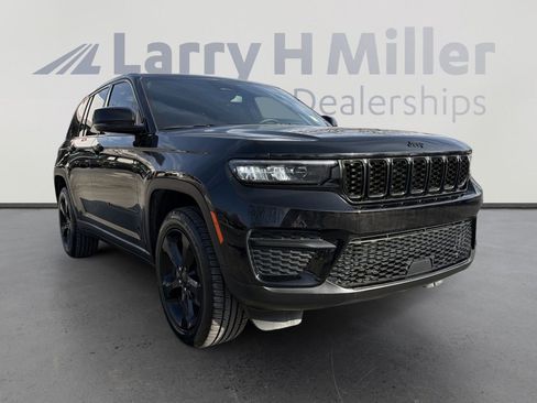 Used 2023 Jeep Grand Cherokee Altitude image 2