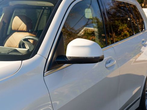 Used 2023 BMW X7 xDrive40i w/ Premium Package image 11