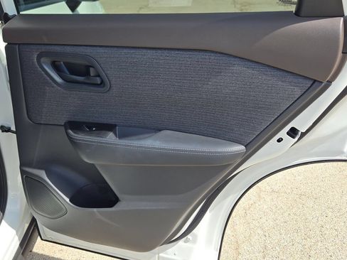 Used 2022 Nissan Rogue S FWD image 8