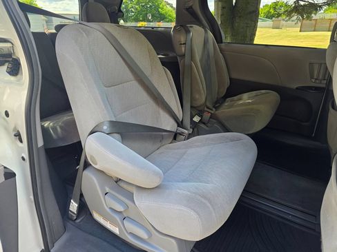 Used 2019 Toyota Sienna LE FWD image 19