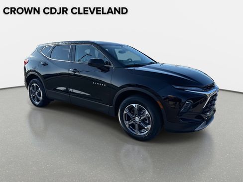 Used 2025 Chevrolet Blazer LT image 2