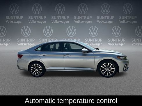 Used 2025 Volkswagen Jetta SE FWD image 7