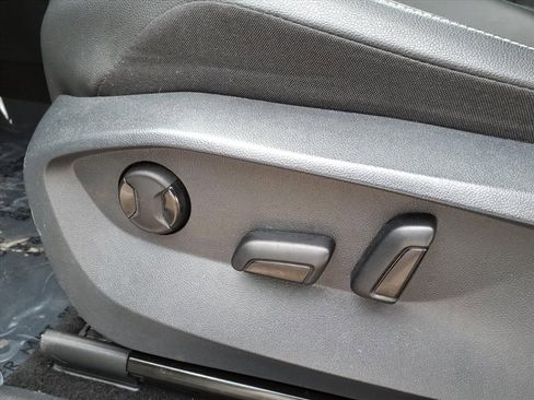 Used 2022 Volkswagen Tiguan SE w/ Panoramic Sunroof Package image 11