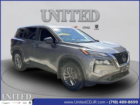 Used 2021 Nissan Rogue S image 2