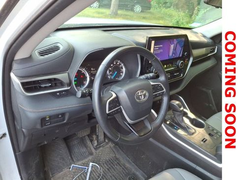 Used 2023 Toyota Highlander Bronze Edition AWD/4WD image 12