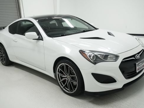 Used 2013 Hyundai Genesis 2.0T RWD image 3