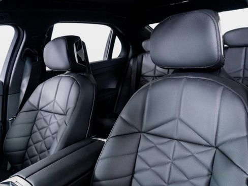 Used 2025 BMW 740i w/ Premium Package RWD image 3