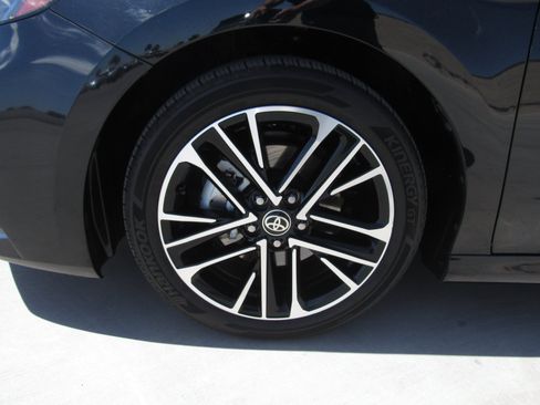 Used 2025 Toyota Camry XLE FWD image 4