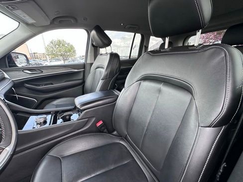 Used 2023 Jeep Grand Cherokee Limited w/ Black Appearance Package AWD/4WD image 17