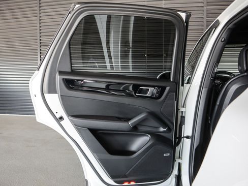 Certified 2022 Porsche Cayenne AWD/4WD image 22