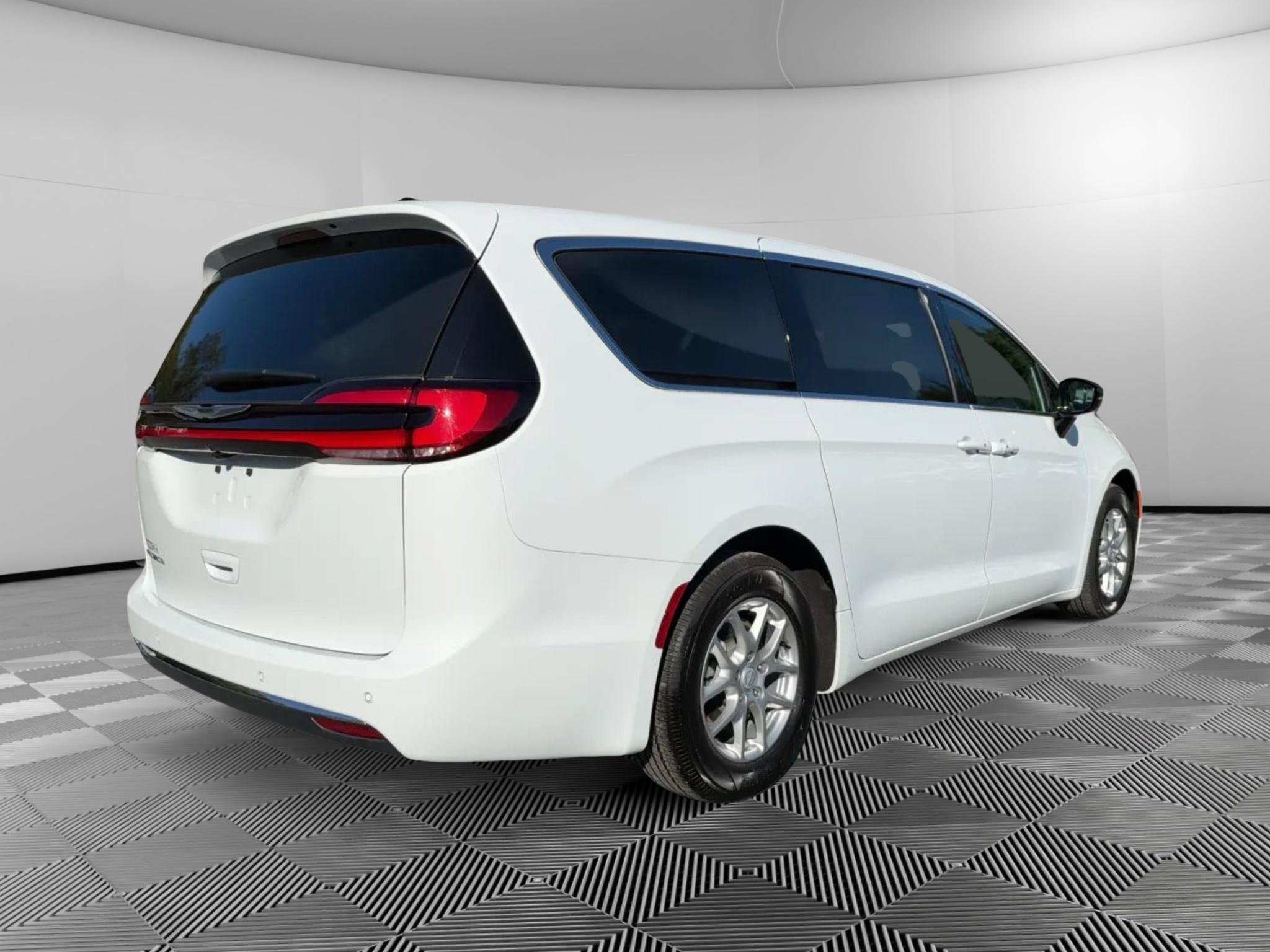 Used 2026 Chrysler Pacifica Select FWD image 4