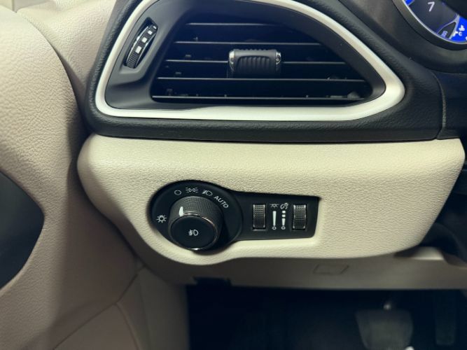 Used 2024 Chrysler Pacifica Touring-L FWD image 21