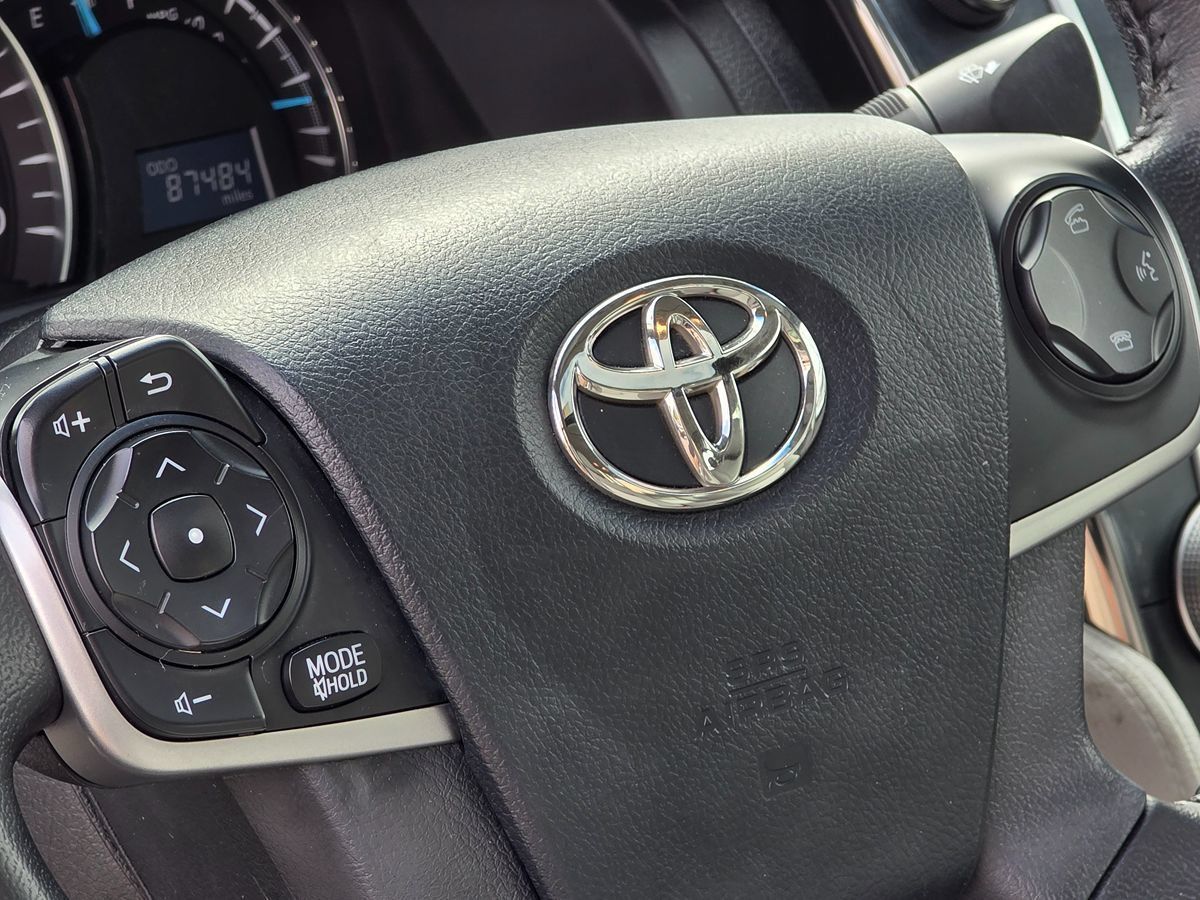 Used 2012 Toyota Camry XLE w/ Leather Pkg FWD image 22