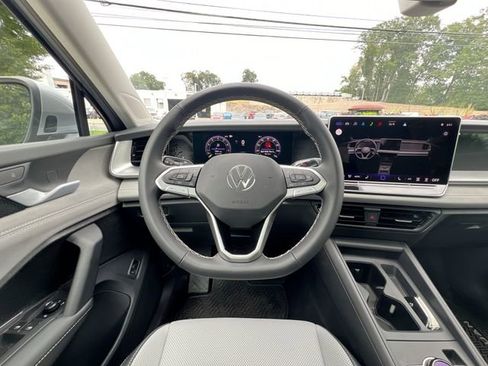 New 2025 Volkswagen Tiguan SE image 14