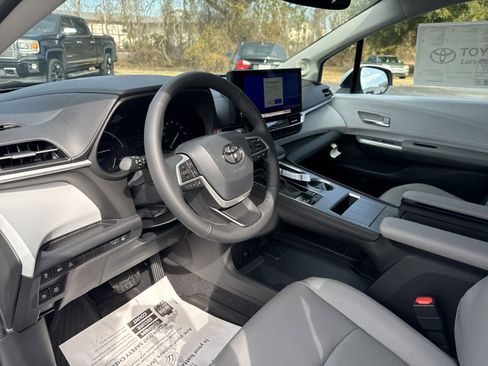 New 2025 Toyota Sienna XLE image 15