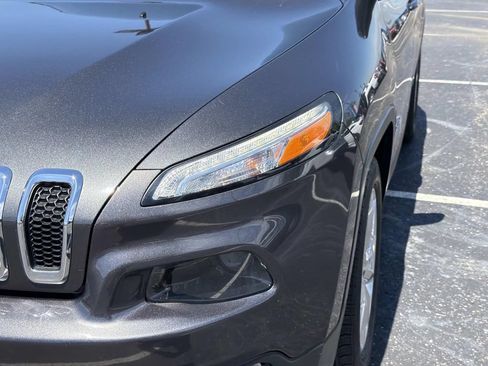 Used 2016 Jeep Cherokee Limited w/ Luxury Group FWD image 9