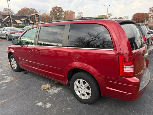 Used 2008 Chrysler Town & Country Touring image 4