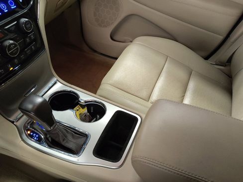 Used 2019 Jeep Grand Cherokee Overland RWD image 26