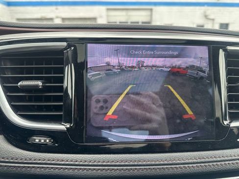 Used 2020 Chrysler Pacifica Limited image 27