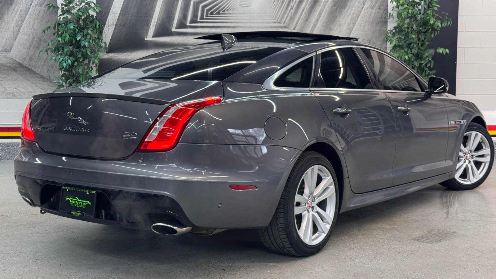Used 2016 Jaguar XJ R-Sport AWD/4WD image 7