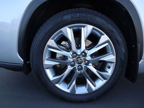 Used 2024 Toyota Highlander Limited image 30