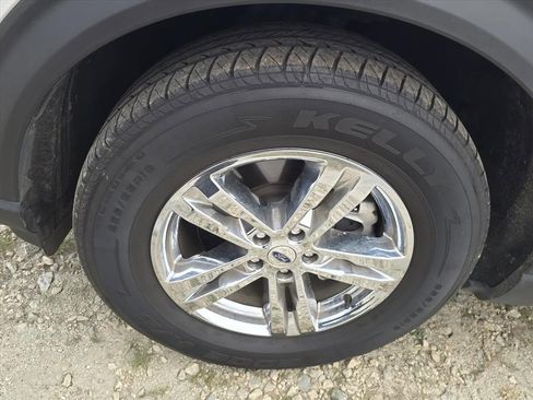 Used 2020 Ford Explorer XLT w/ Equipment Group 202A image 10