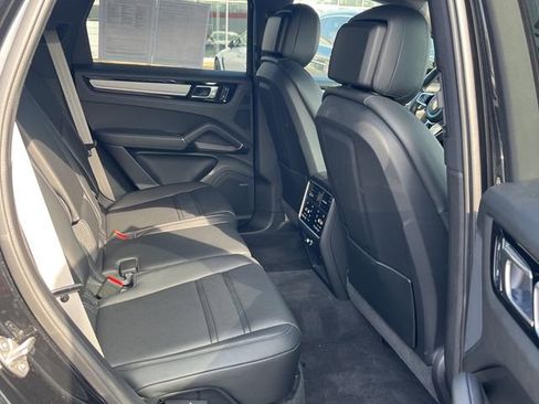 Certified 2023 Porsche Cayenne Platinum Edition image 6