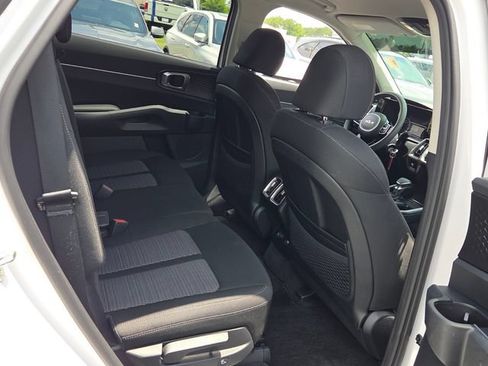Used 2023 Kia Sorento LX FWD image 17