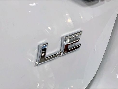 Used 2015 Toyota Camry LE image 9