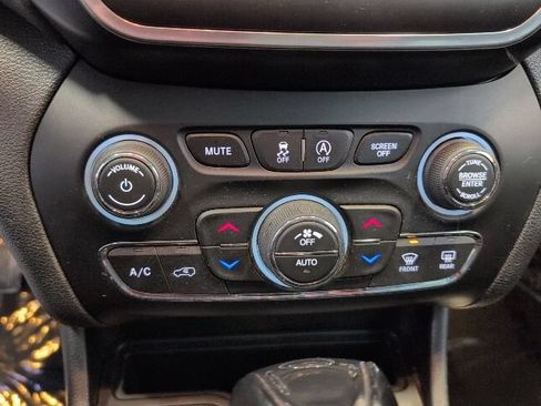 Used 2021 Jeep Cherokee Trailhawk w/ Trailer Tow Group AWD/4WD image 24