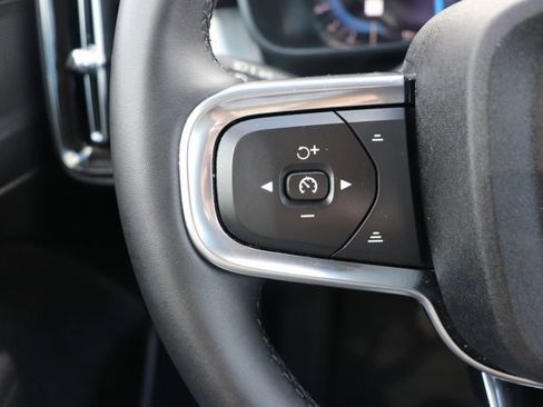 Used 2024 Volvo XC40 B5 Core image 18