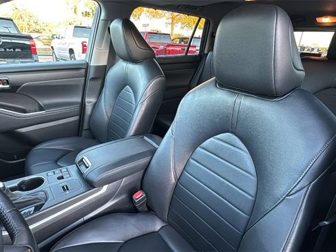 Used 2023 Toyota Highlander XLE image 19