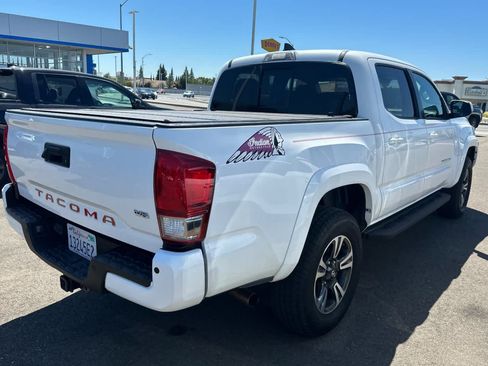 Used 2017 Toyota Tacoma TRD Sport AWD/4WD image 4