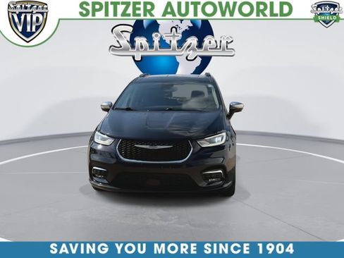 Used 2023 Chrysler Pacifica Limited AWD/4WD image 3