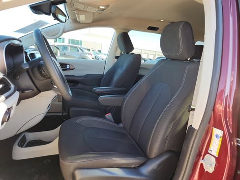 Used 2023 Chrysler Voyager LX image 13
