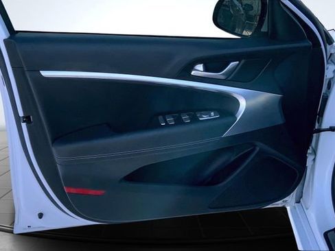 Used 2023 Genesis G70 2.0T image 26