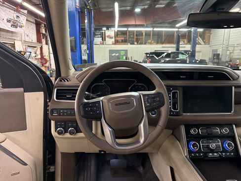 Used 2021 GMC Yukon XL Denali w/ LPO, Illumination Package image 14
